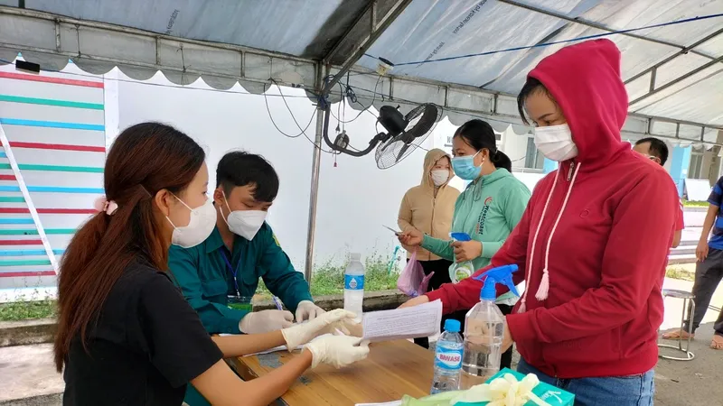 Người dân phường Đông Hòa, TP Dĩ An, tỉnh Bình Dương làm thủ tục tiêm vaccine tại điểm tiêm trên địa bàn