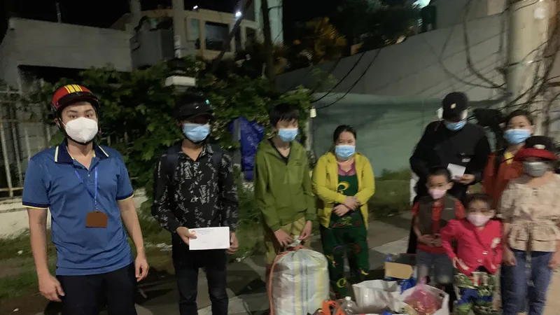 Ngành chức năng hỗ trợ kịp thời nhóm người đi bộ về quê