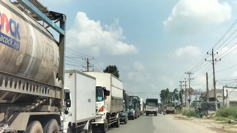 Phương tiện lưu thông trên đường DT 743 trong ngày 6-10