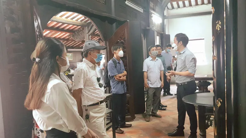 Du khách tham quan di tích nhà cổ Trần Văn Hổ