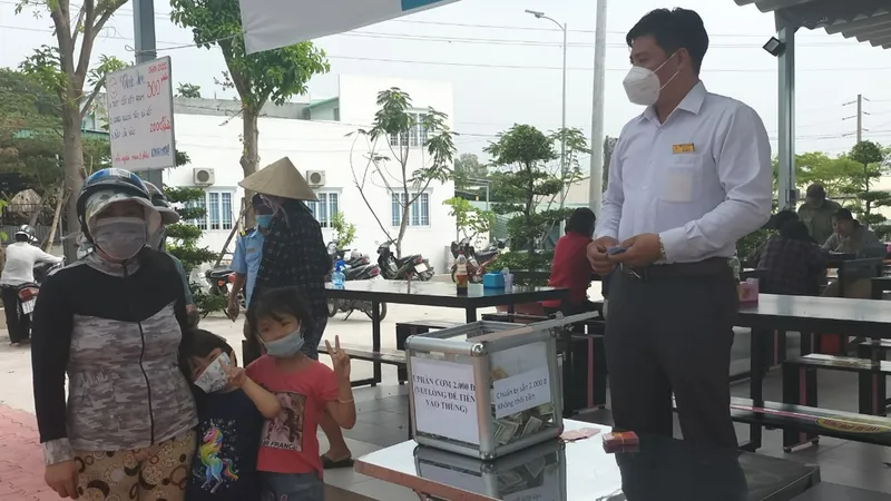Nhiều người dân ấm lòng với quán cơm 2.000 đồng. Ảnh: XUÂN TRUNG