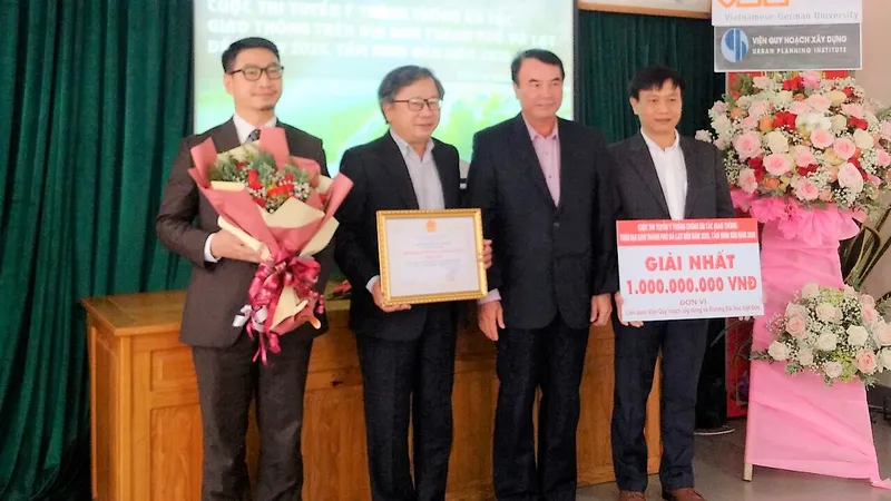 Tiến sĩ Hà Thúc Viên, Phó Hiệu trưởng VGU (thứ 2 từ trái qua) trong buổi lễ trao giải