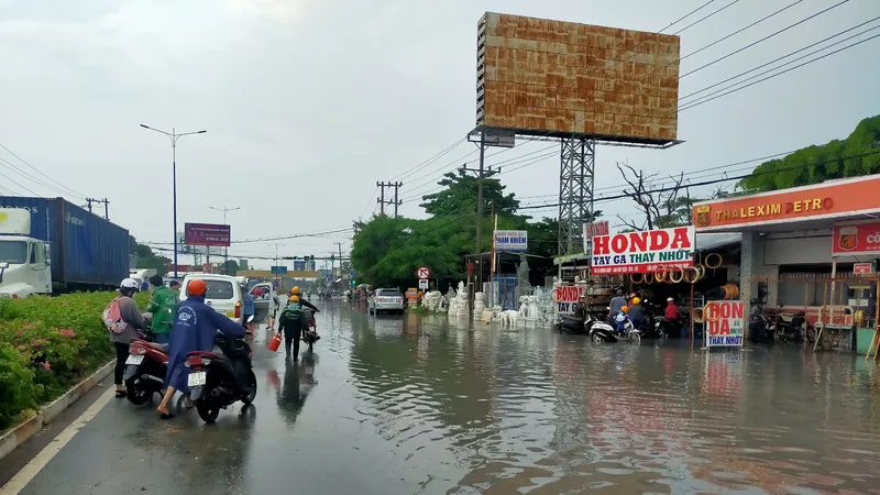 Bình Dương: Mưa lớn gây ngập ở nhiều nơi