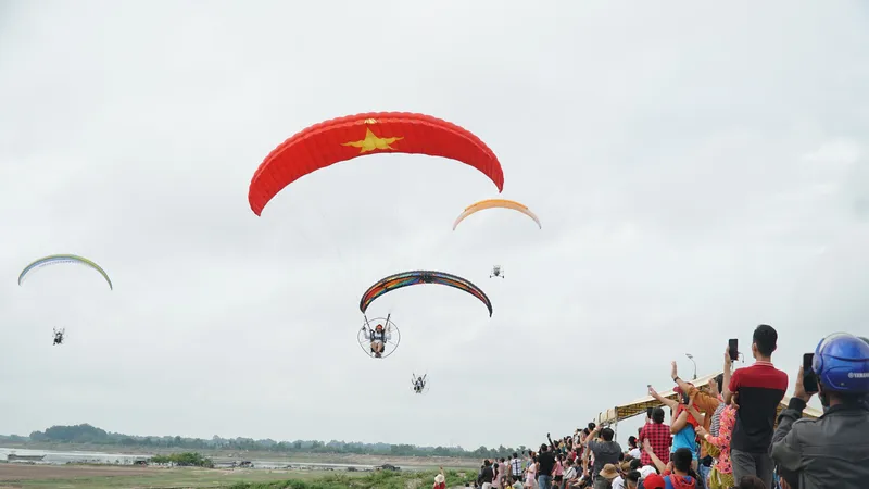 Tây Ninh lần đầu tổ chức biểu diễn dù lượn 