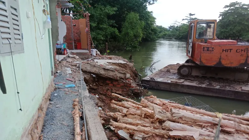 Gia cố bờ kè rạch Bà Lồ, TP Dĩ An