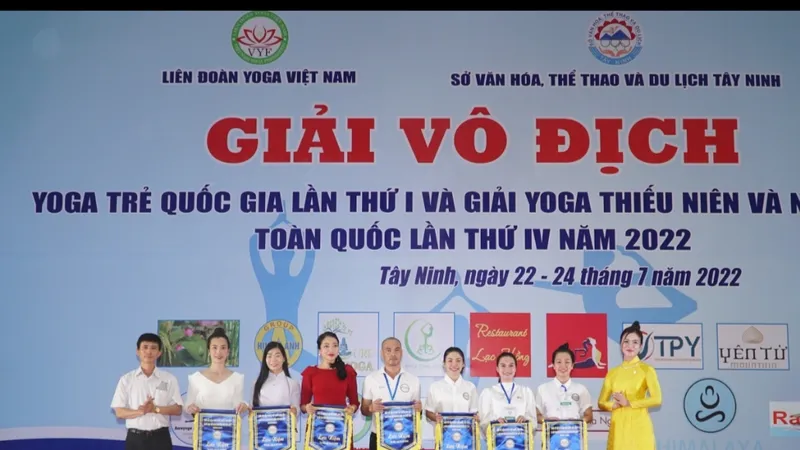 Các đoàn nhận cờ lưu niệm tại Lễ khai mạc giải. Ảnh: ĐẠI DƯƠNG