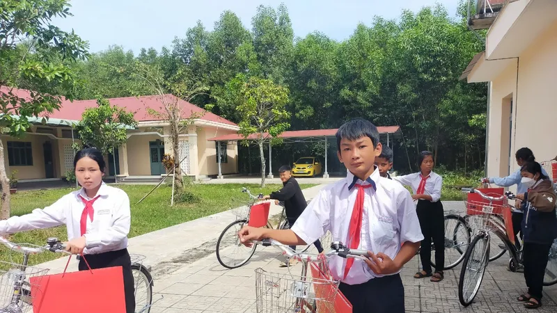 Tây Ninh: Trao tặng xe đạp cho học sinh có hoàn cảnh khó khăn 