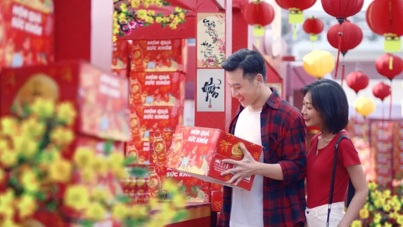 Người trẻ hiện đại đang mang từng bó rau, chai nước về nhà làm quà tết 