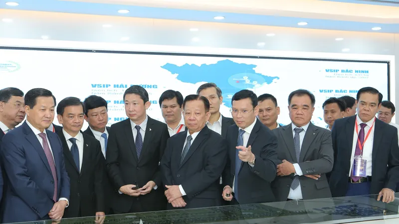 Phó Thủ tướng Lê Minh Khái cùng lãnh đạo 9 địa phương thăm khu công nghiệp VSIP 1