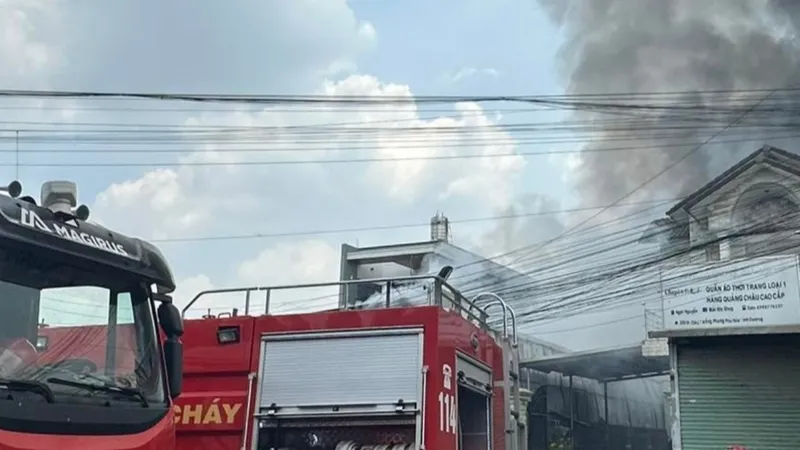 Bình Dương: Dập tắt đám cháy tại cơ sở chứa hàng hóa ở TP Thủ Dầu Một