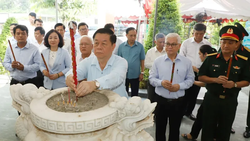Trưởng Ban Tuyên giáo Trung ương Nguyễn Trọng Nghĩa dâng hương tại Bia tưởng niệm Suối Mạch Máng, TP Dĩ An 