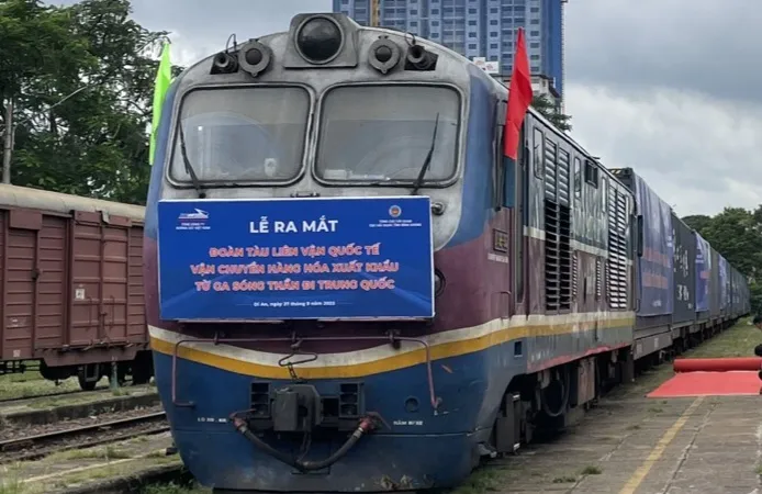 Ra mắt đoàn tàu liên vận quốc tế vận chuyển hàng hóa xuất khẩu từ ga Sóng Thần đi Trung Quốc 