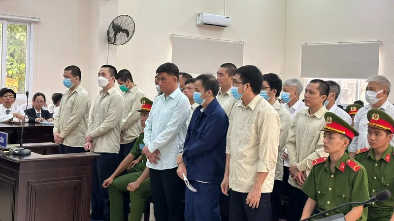 Bình Dương: 17 bị cáo ra tòa trong vụ cấp phép lao động cho người nước ngoài