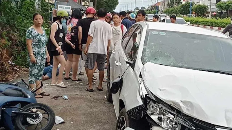 Bình Dương: Ô tô lao lên vỉa hè húc văng nhiều xe máy khiến nhiều người thương vong 