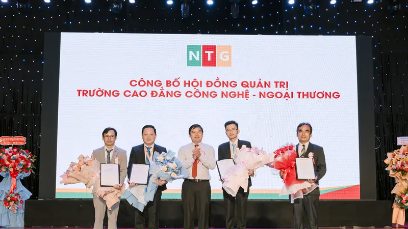 Thành lập Trường Cao đẳng Công nghệ - Ngoại thương 