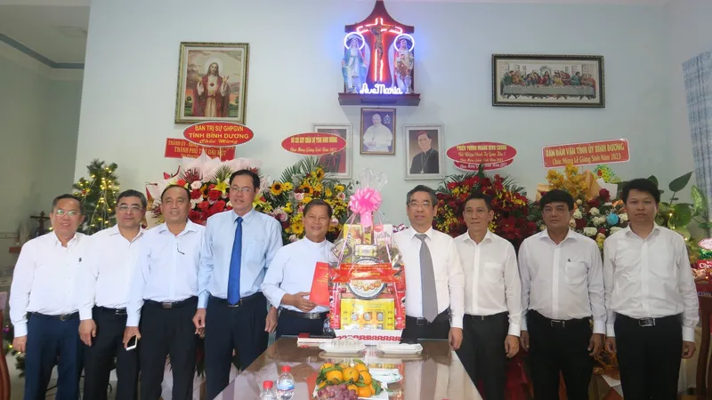 Lãnh đạo TPHCM thăm, chúc mừng Giáng sinh tại Bình Dương