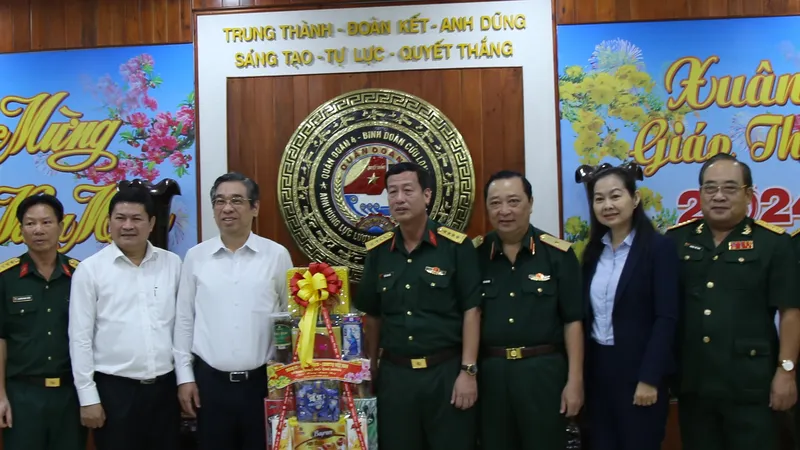 Đồng chí Nguyễn Phước Lộc tặng quà chúc mừng năm mới cán bộ, chiến sĩ Quân đoàn 4