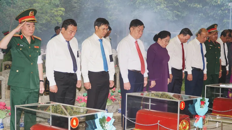 Trưởng Ban Tuyên giáo Trung ương Nguyễn Trọng Nghĩa dự lễ truy điệu, an táng hài cốt liệt sĩ