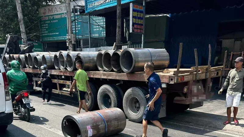 Hiện trường cuộn thép rơi từ container