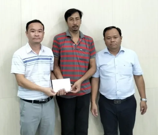 Trao 25 triệu đồng của bạn đọc giúp em Nguyễn Vũ Hải Anh