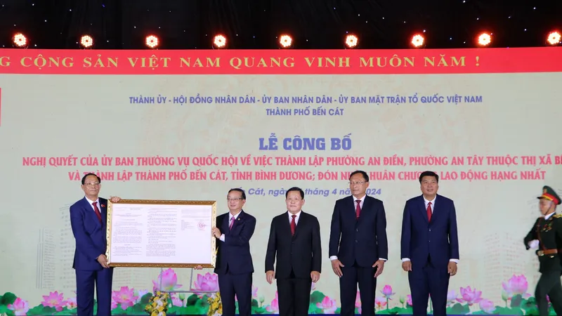 Công bố Nghị quyết thành lập TP Bến Cát