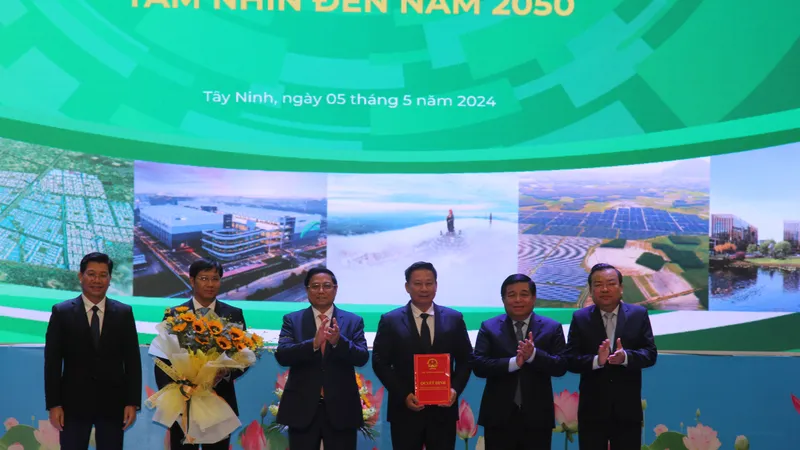 Thủ tướng Phạm Minh Chính tặng hoa chúc mừng lãnh đạo tỉnh Tây Ninh