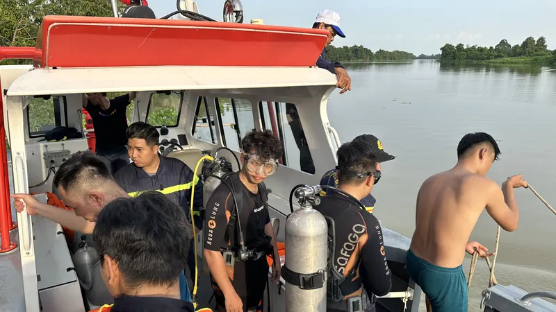 Lực lượng cứu hộ cứu nạn tỉnh Bình Dương triển khai đội hình tìm kiếm