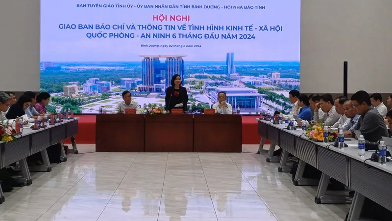Lãnh đạo Ban Tuyên giáo Tỉnh ủy Bình Dương phát biểu tại buổi họp báo