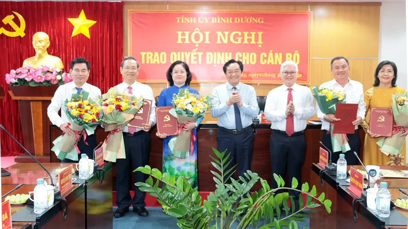 Lãnh đạo Tỉnh uỷ Bình Dương trao quyết định công tác cán bộ