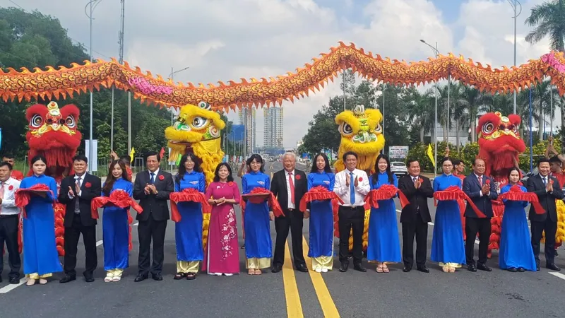 Lãnh đạo tỉnh Bình Dương và TP Dĩ An cắt băng khánh thành đường trục chính Đông - Tây