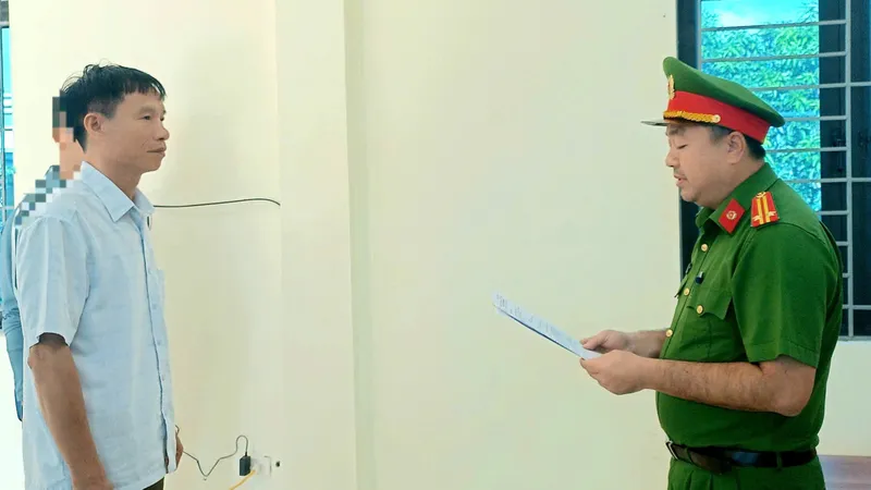 Công an đọc lệnh bắt đối tượng Bùi Tiến Lợi