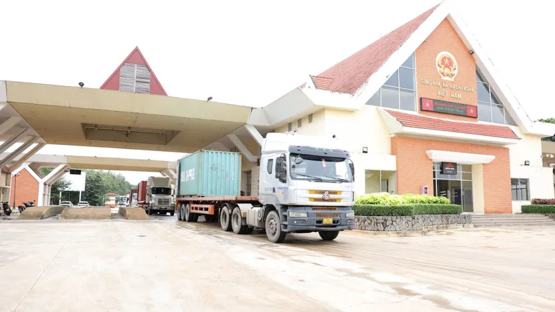 Tây Ninh: Khắc phục khó khăn về kho bãi tại Cửa khẩu Xa Mát