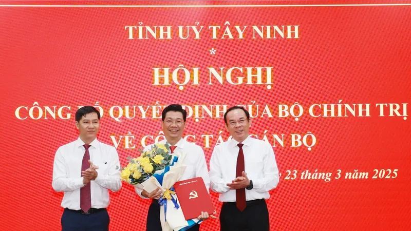 Bí thư Thành ủy TPHCM Nguyễn Văn Nên và Phó trưởng Ban Tổ chức Trung ương Nguyễn Thành Tâm chúc mừng tân Bí thư Tỉnh ủy Tây Ninh