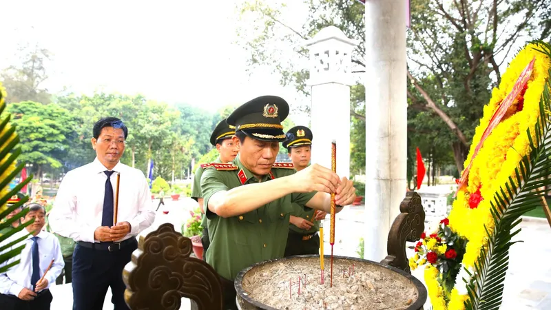 Bộ trưởng Bộ Công an Lương Tam Quang cùng đoàn dâng hương tri ân các Anh hùng - Liệt sĩ