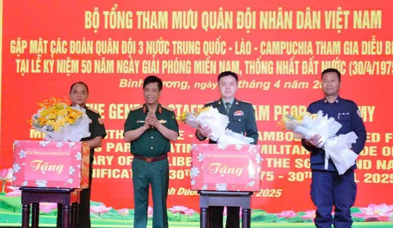 Thượng tướng Nguyễn Văn Nghĩa thăm, động viên các đoàn quân đội nước ngoài tham gia diễu binh 