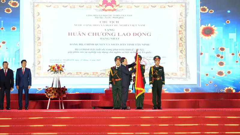 Tây Ninh đón nhận Huân chương Lao động hạng Nhất