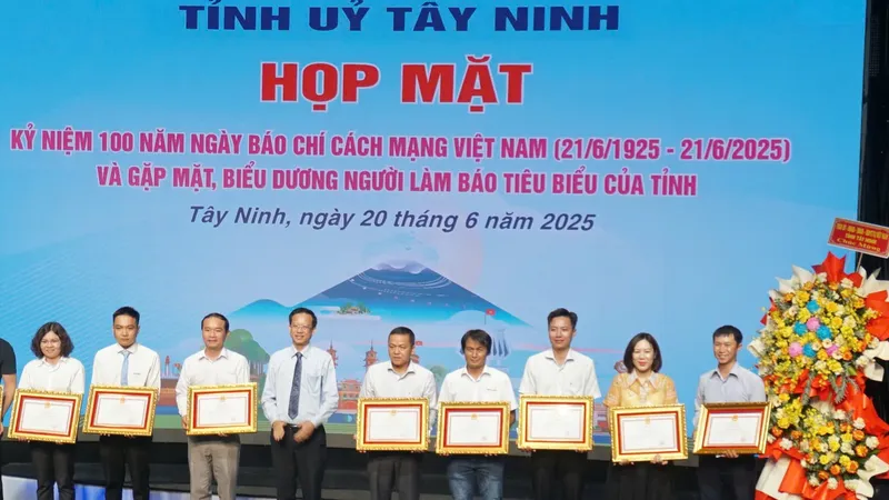 UBND tỉnh Tây Ninh, Đồng Nai trao Bằng khen cho tập thể và phóng viên Báo SGGP