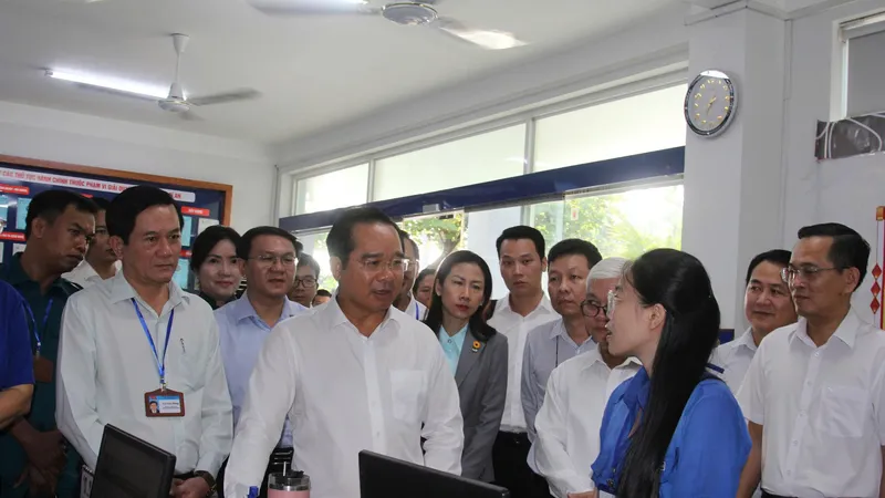 Chủ tịch UBND TPHCM kiểm tra hoạt động chính quyền cấp xã mới tại phường Dĩ An