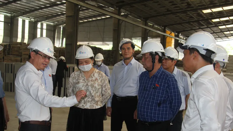 Phó Chủ tịch Quốc hội Lê Minh Hoan kiểm tra thực hiện chính sách bảo vệ môi trường tại Bình Dương (trước đây)
