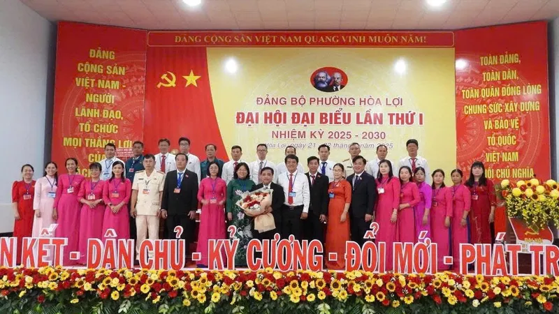 Đồng chí Bùi Thanh Nhân chúc mừng đại hội