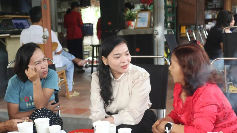 Lãnh đạo Ủy ban MTTQ Việt Nam phường Thuận An trao đổi với người dân