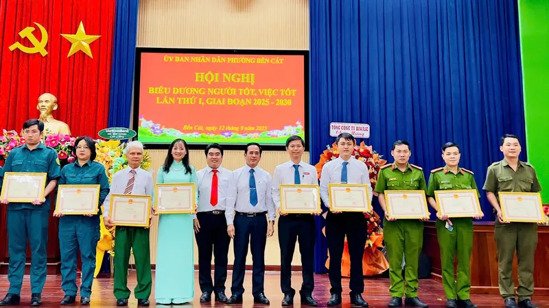 Các gương điển hình tiên tiến phường Bến Cát được biểu dương