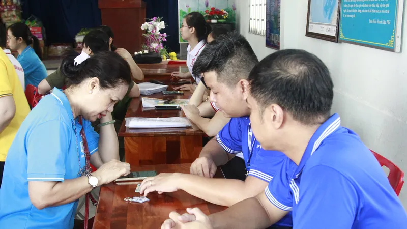 Phường Dĩ An (TPHCM): "Cầm tay chỉ việc" tổ công nghệ số cộng đồng 