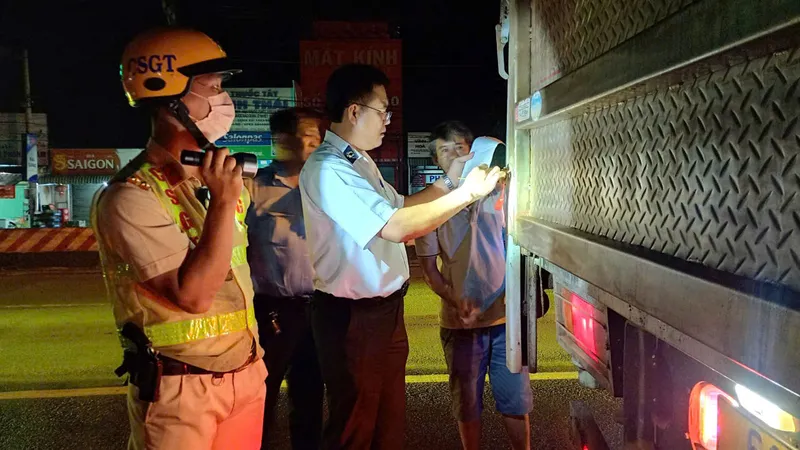 Cán bộ ngành chăn nuôi và thú y TPHCM phối hợp kiểm tra phương tiện vận chuyển động vật ra vào địa bàn