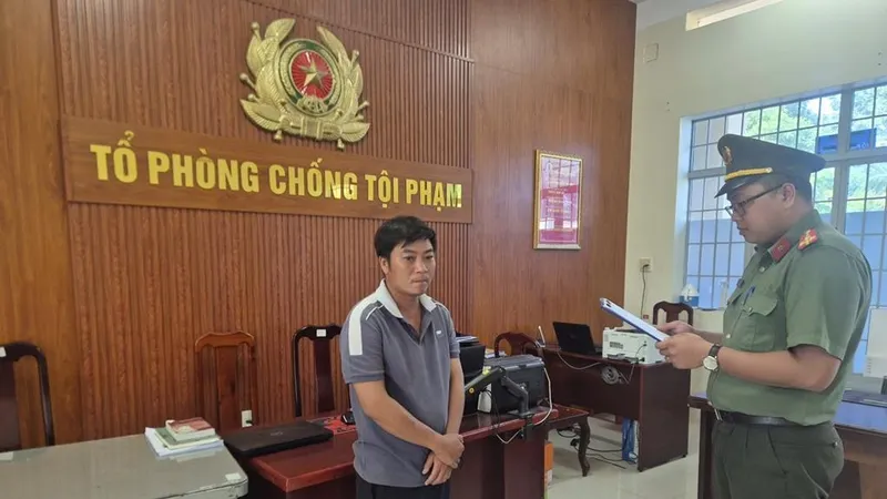 Cơ quan An ninh điều tra thi hành lệnh bắt bị can để tạm giam đối với Nguyễn Minh Tiến. Ảnh: CAĐN