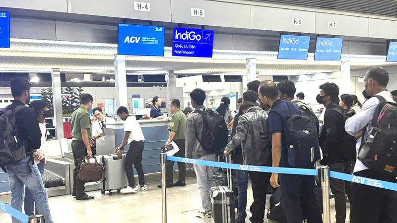 Phòng Quản lý xuất nhập cảnh Công an tỉnh Đồng Nai phối hợp các đơn vị trục xuất người nước ngoài vi phạm quy định về cư trú tại Việt Nam