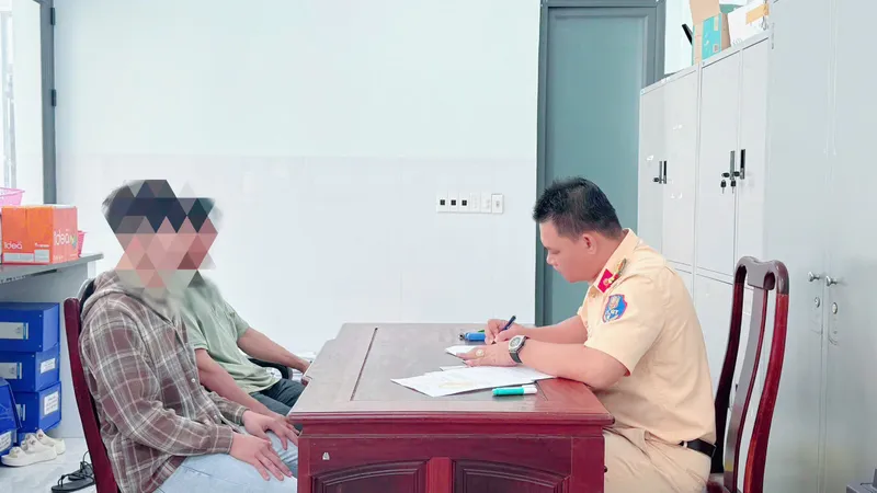 Tịch thu xe máy bốc đầu khi chờ đèn đỏ