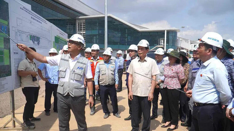 Phó Chủ tịch Quốc hội Nguyễn Hồng Diên kiểm tra dự án sân bay Long Thành