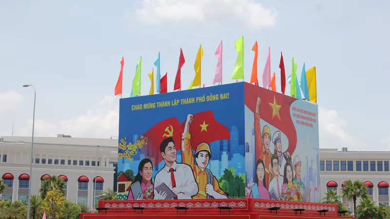 Đường phố rực rỡ với cờ, bảng tuyên truyền sự kiện công bố Nghị quyết thành lập TP Đồng Nai 