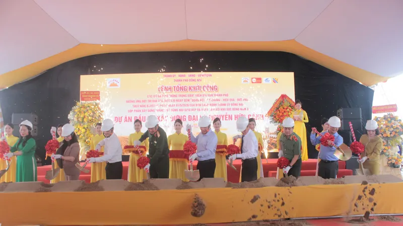 Các đại biểu thực hiện nghi thức khởi công xây dựng đại lộ Nguyễn Hữu Cảnh